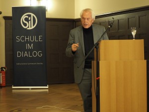 Prof. Dr. Falter referiert Prof. Dr. Falter referiert