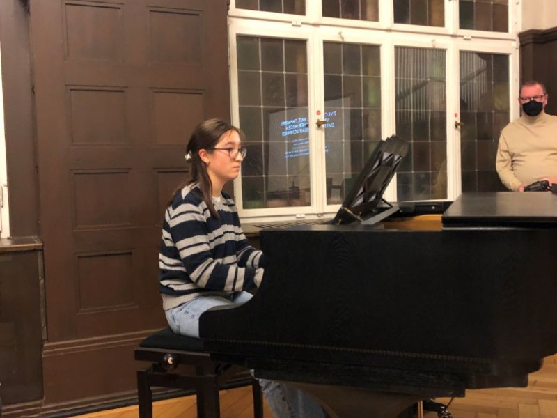 eva yang begruesst am klavier eva yang begruesst am klavier