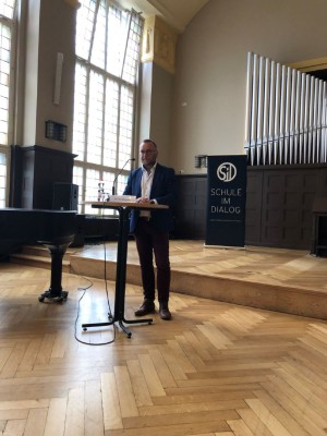 herr dr. baumann fuehrt in die ausstellung ein herr dr. baumann fuehrt in die ausstellung ein