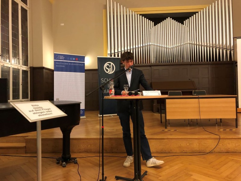 linus merz begruesst die gaeste linus merz begruesst die gaeste