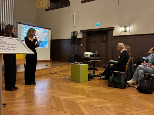 thula und johanna begruessen den gast