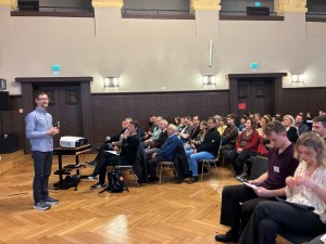 patrick schulze  volkshochschule  begruesst die gaeste