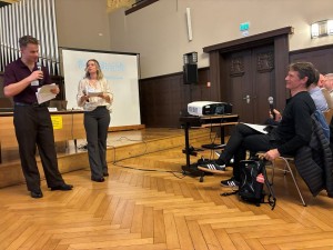 thula und linus stellen den gast vor